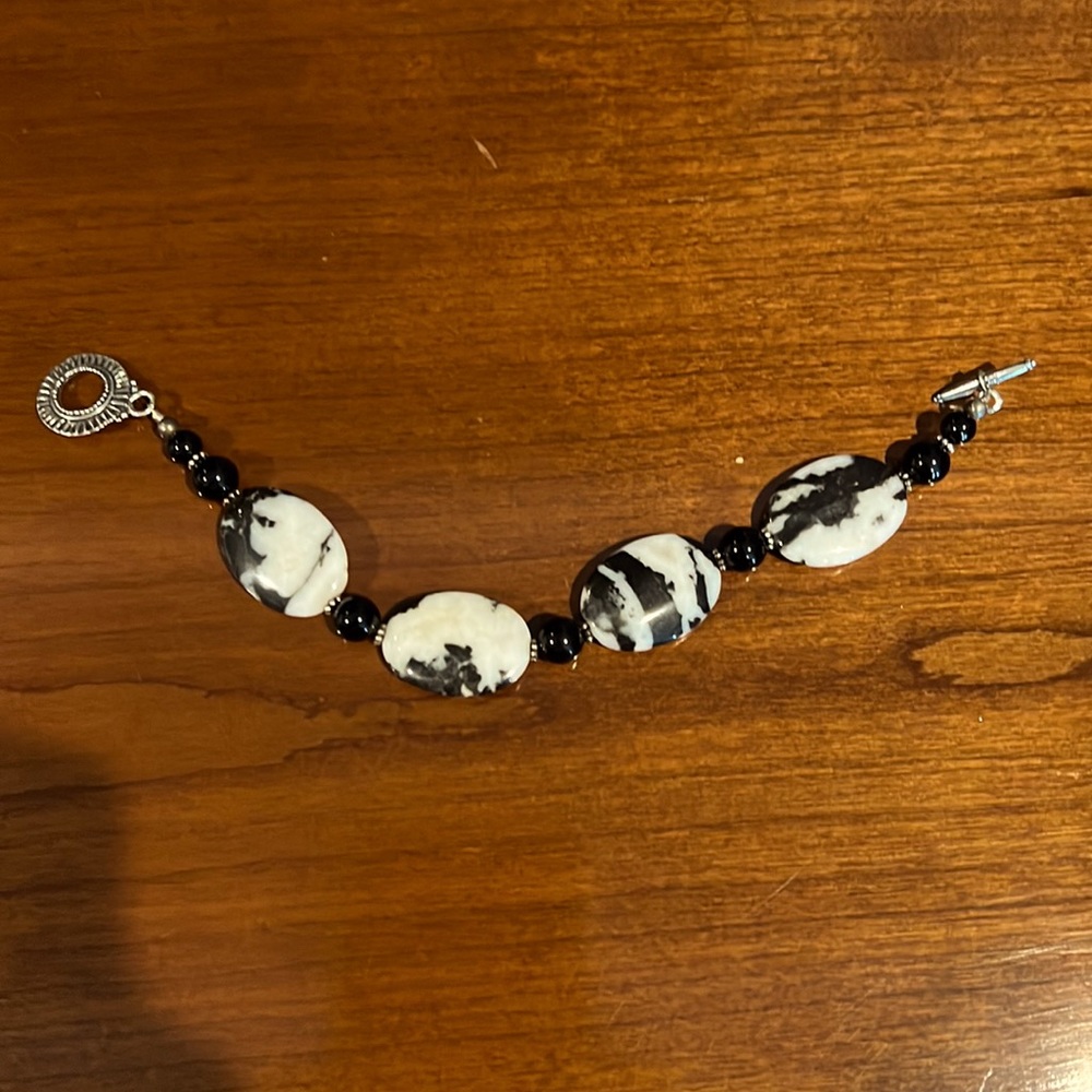 7 3/4 inch aggregate bracelet in black and white